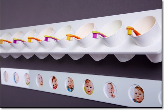 fotoleiste_fuer_zahnputzbecherleiste_zahnpflege_kita_zahnputzbecherhalter _zaehneputzen_zaehne_putzen_zahnpflege_kindergarten_kinder_krippe_zahnhygiene_zahngesundheit_holzwerkstatt_kaesebier_hamburg_kita-shop_kaesebier_3408.jpg
